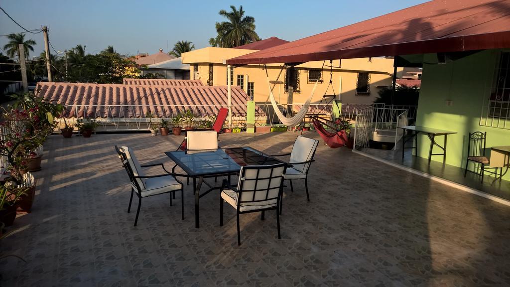 The Red Hut Inn Belize City Pokoj fotografie
