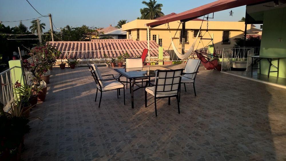 The Red Hut Inn Belize City Exteriér fotografie