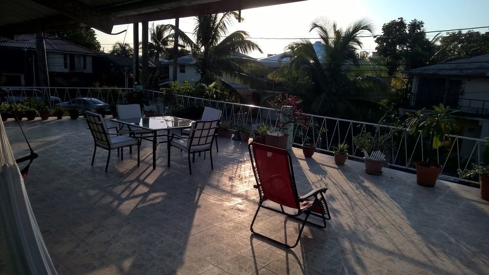 The Red Hut Inn Belize City Exteriér fotografie