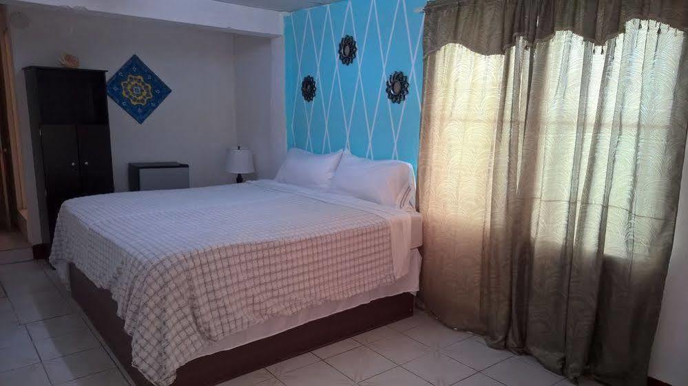 The Red Hut Inn Belize City Exteriér fotografie