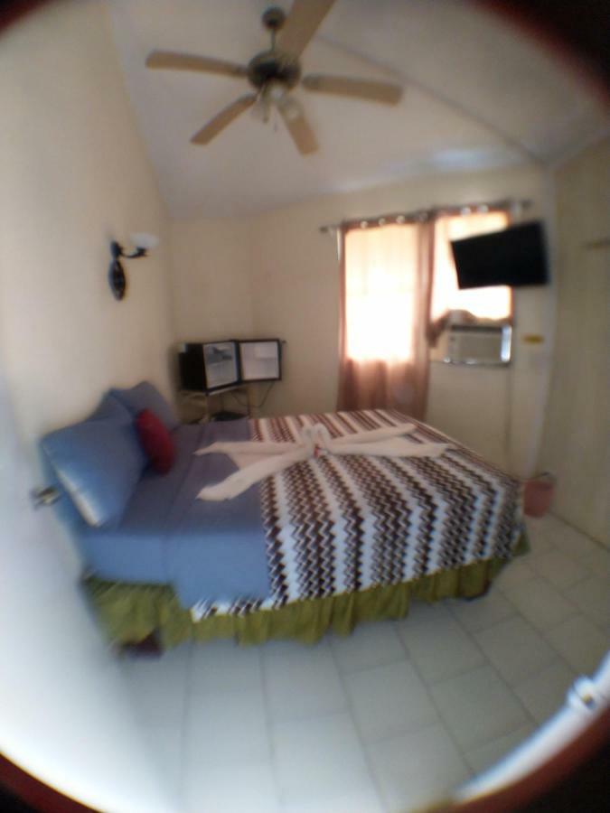 The Red Hut Inn Belize City Exteriér fotografie